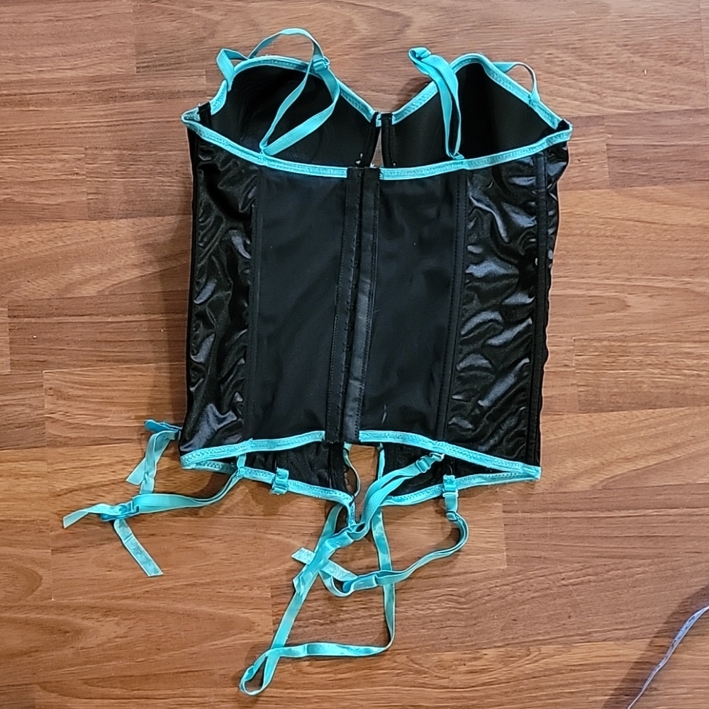 Lingerie - Picture 3 of 3